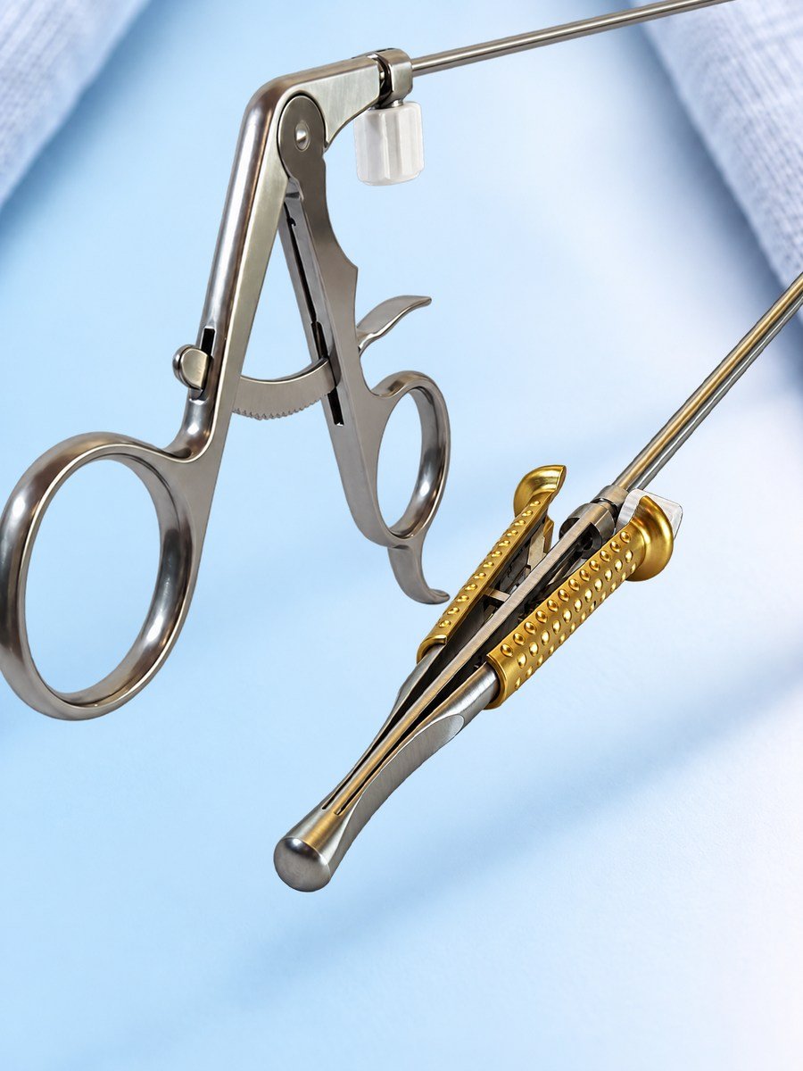 Zwei Präzisionsinstrumente von Dausch nebeneinander: Ringgriff und Ausführung mit goldfarbenem Griff