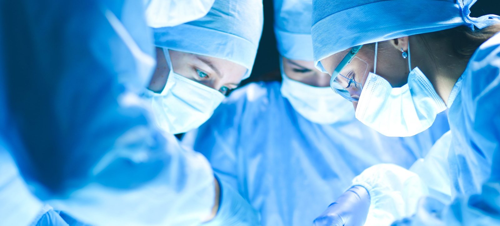 Chirurgisches Team im Operationssaal